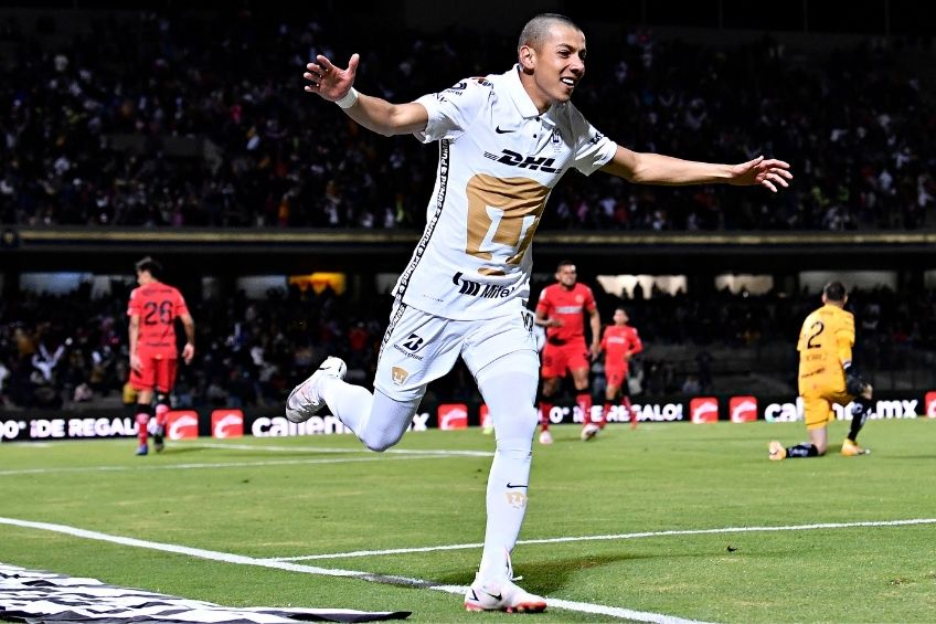 Jorge Ruvalcaba festejando su primer gol