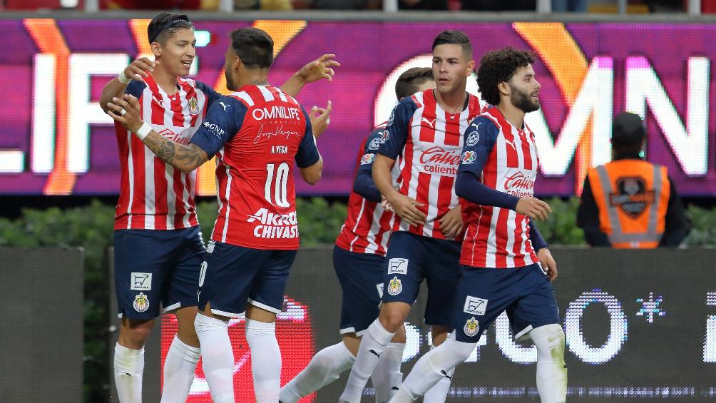 Jugadores de Chivas celebrando gol en partido de la Liga MX