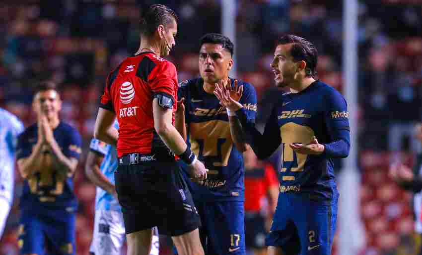 Alan Mozo y Leo López reclamando por la tarjeta roja
