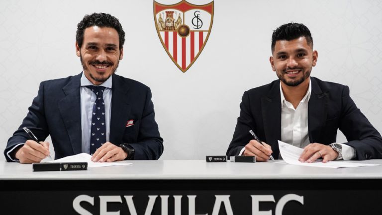 Tecatito Corona tras firmar su contrato con el Sevilla
