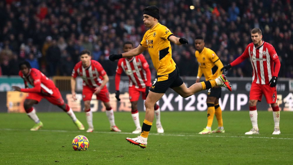Raúl Jiménez cobrando penal con Wolverhampton vs Southampton