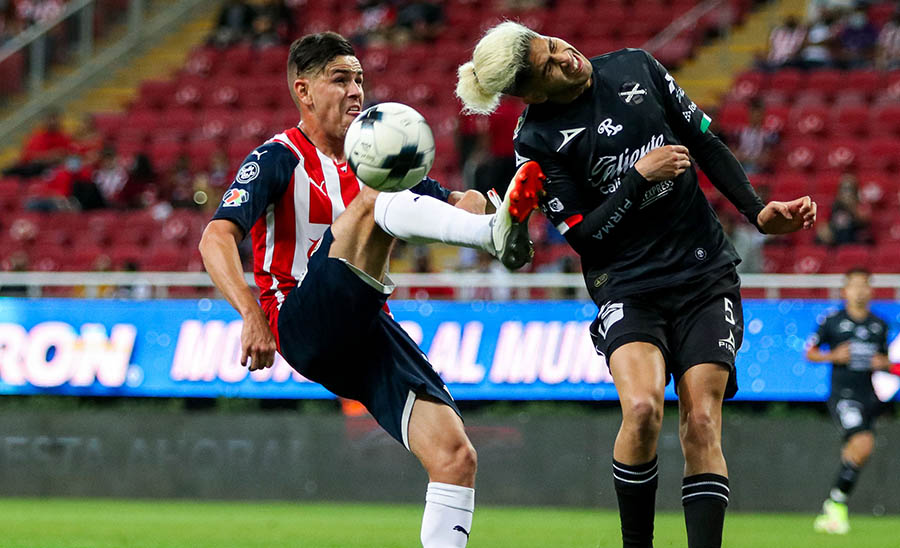 Torres pelea el balón con Carlos Vargas