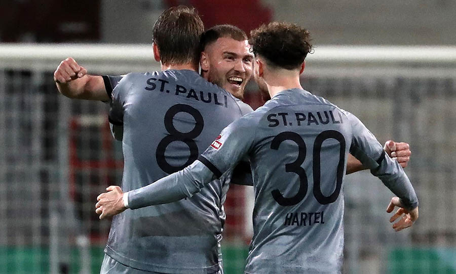 Jugadores del St. Pauli celebran triunfo sobre el Dortmund