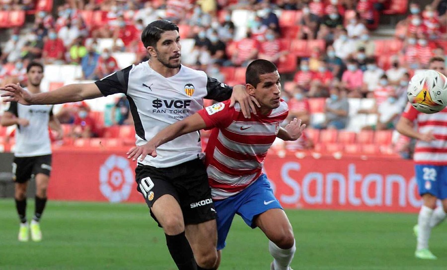 El zaguero peruano en partido ante el Valencia