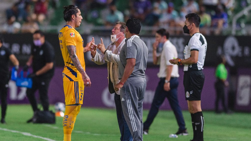 Miguel Herrera y Carlos Salcedo en partido de la Liga MX con Tigres