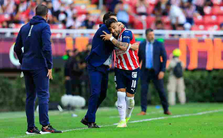 Alexis Vega y Leaño celebrando el gol del empate 