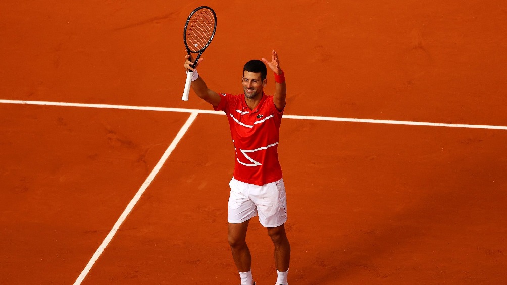 Novak Djokovic celebrando triunfo en Roland Garros