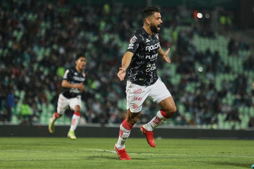 Milton Giménez festejando su gol