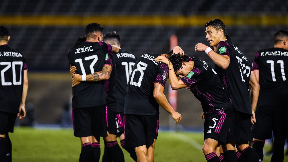 Jugadores de la Selección Mexicana festejando gol vs Jamaica