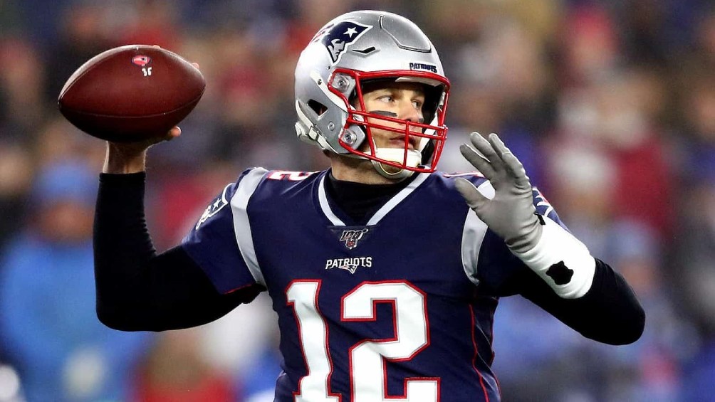 Tom Brady jugando partido de la NFL con los Patriots