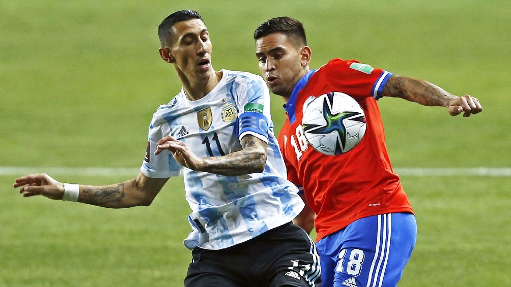 Sebastián Vegas jugando partido con la Selección de Chile