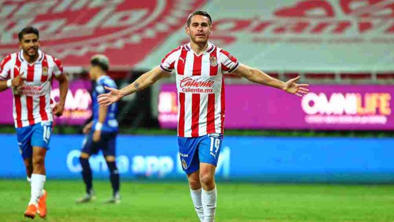 Jesús Angulo celebrando en gol con Chivas