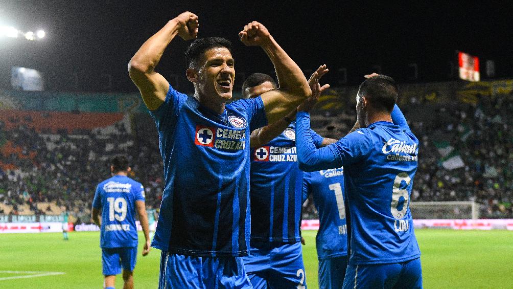 Uriel Antuna festejando gol con Cruz Azul ante el León