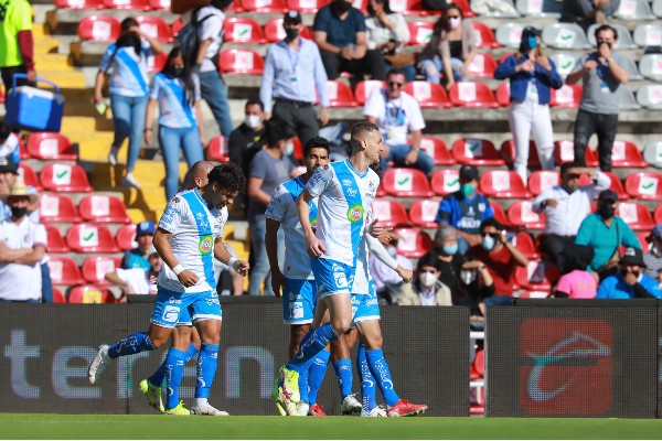 Jugadores del Puebla en juego vs Querétaro