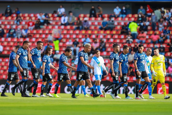 Jugadores del Querétaro reaccionan al finalizar partido ante Puebla
