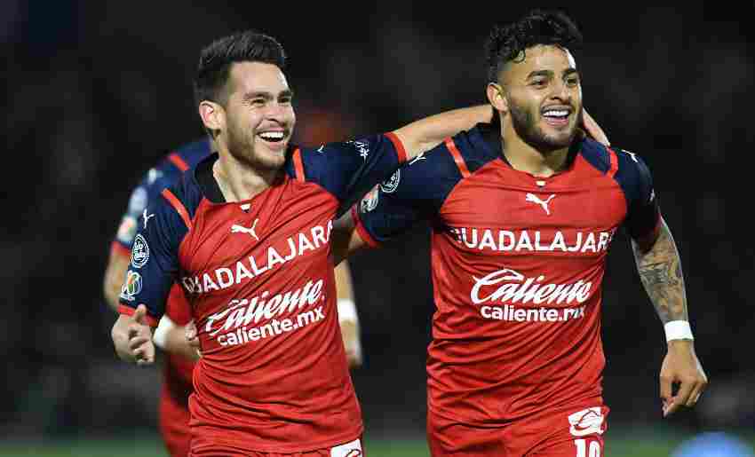 Jesús Angulo y Vega celebrando el tercer gol de Chivas 