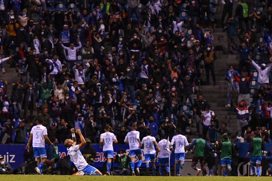 Jugadores del Puebla festejando golazo del empate