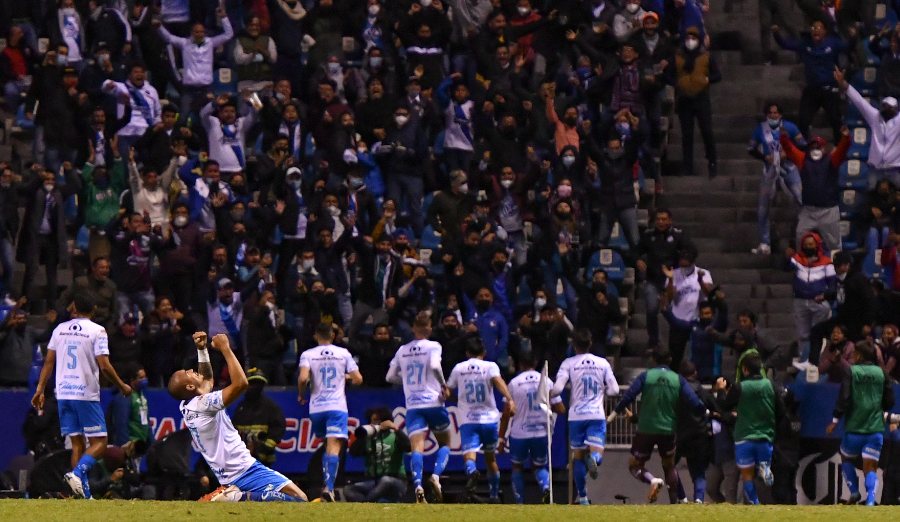 Jugadores del Puebla celebran con su afición
