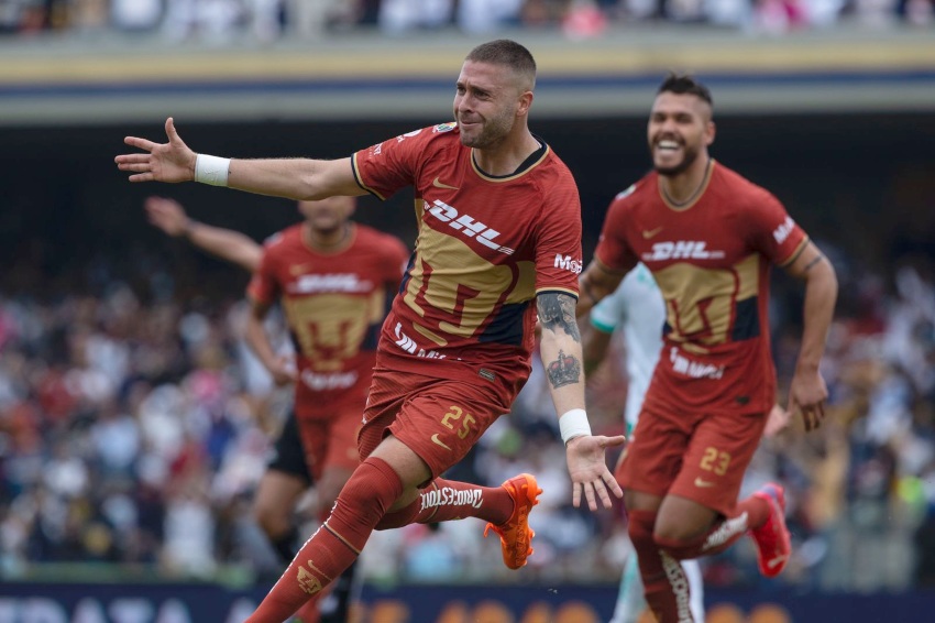 Ortíz festejando su gol ante León