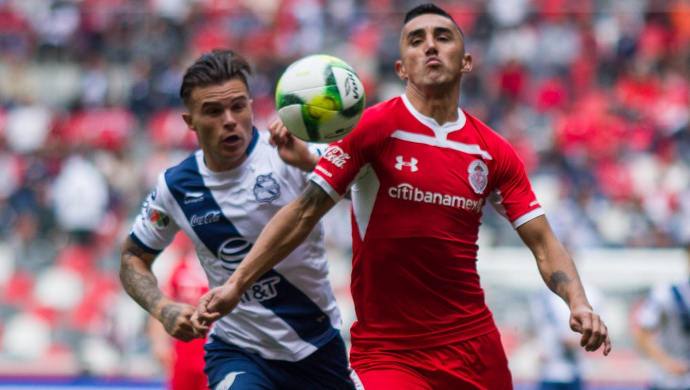 Osvaldo González en acción como jugador del Toluca