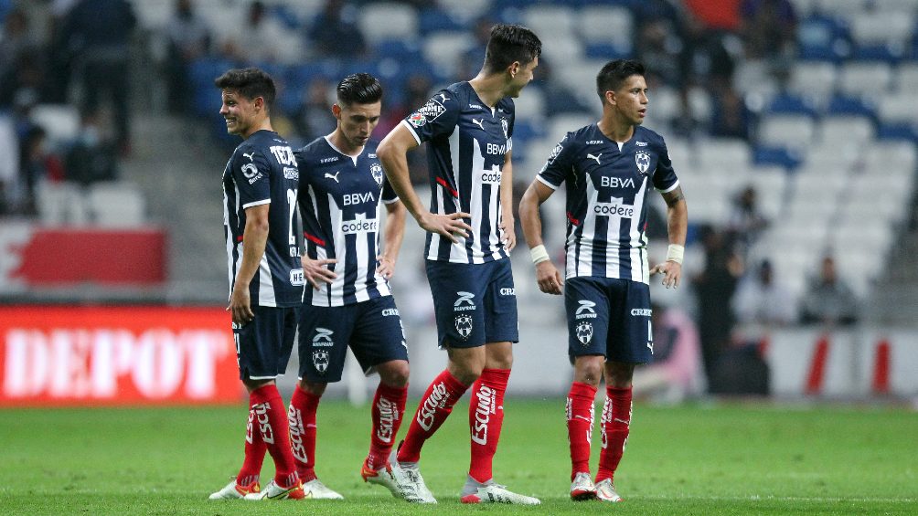 Jugadores del Monterrey jugando partido de la Liga MX