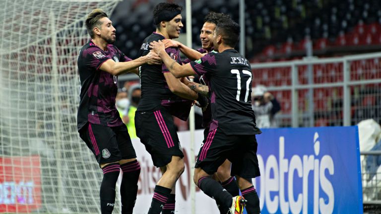 Raúl Jiménez festeja un gol con el Tri
