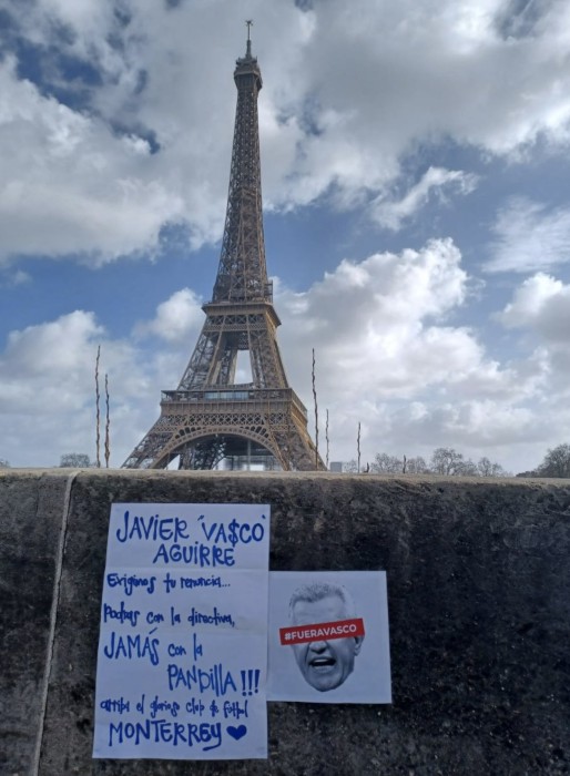 Protesta con la Torre Eiffel de fondo