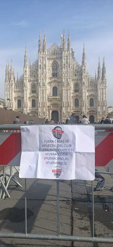 Protesta con la Catedral italiana de fondo