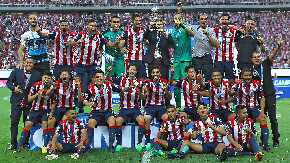 Chivas festejando título de la Liga MX en el Torneo Clausura 2017