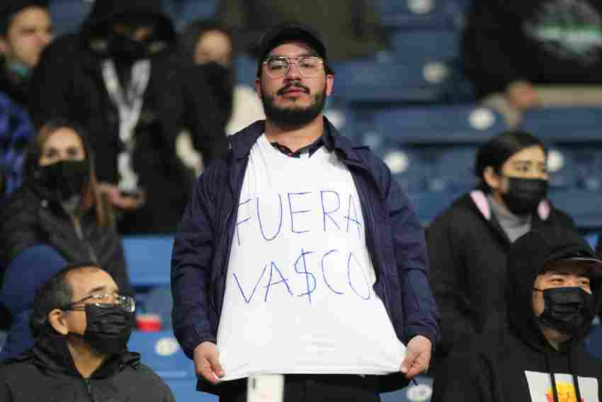 Afición de Monterrey pidiendo la 'cabeza' de Vasco Aguirre