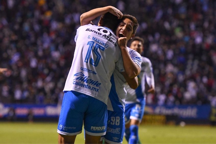 Jugadores de Puebla festejando un gol