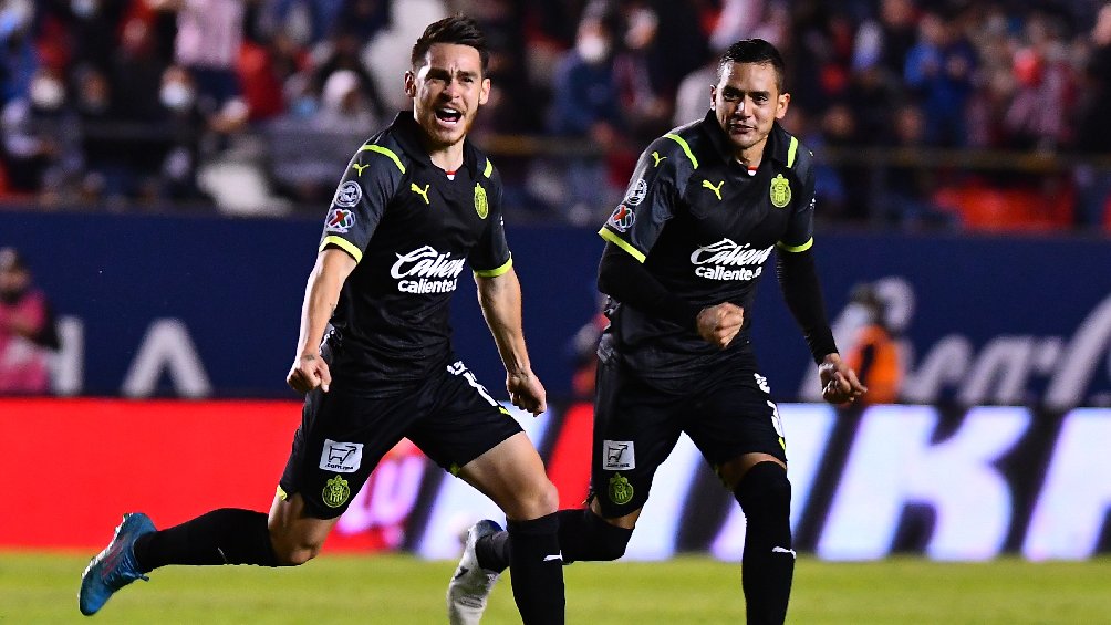 Jesús Angulo celebrando gol con Chivas ante el San Luis