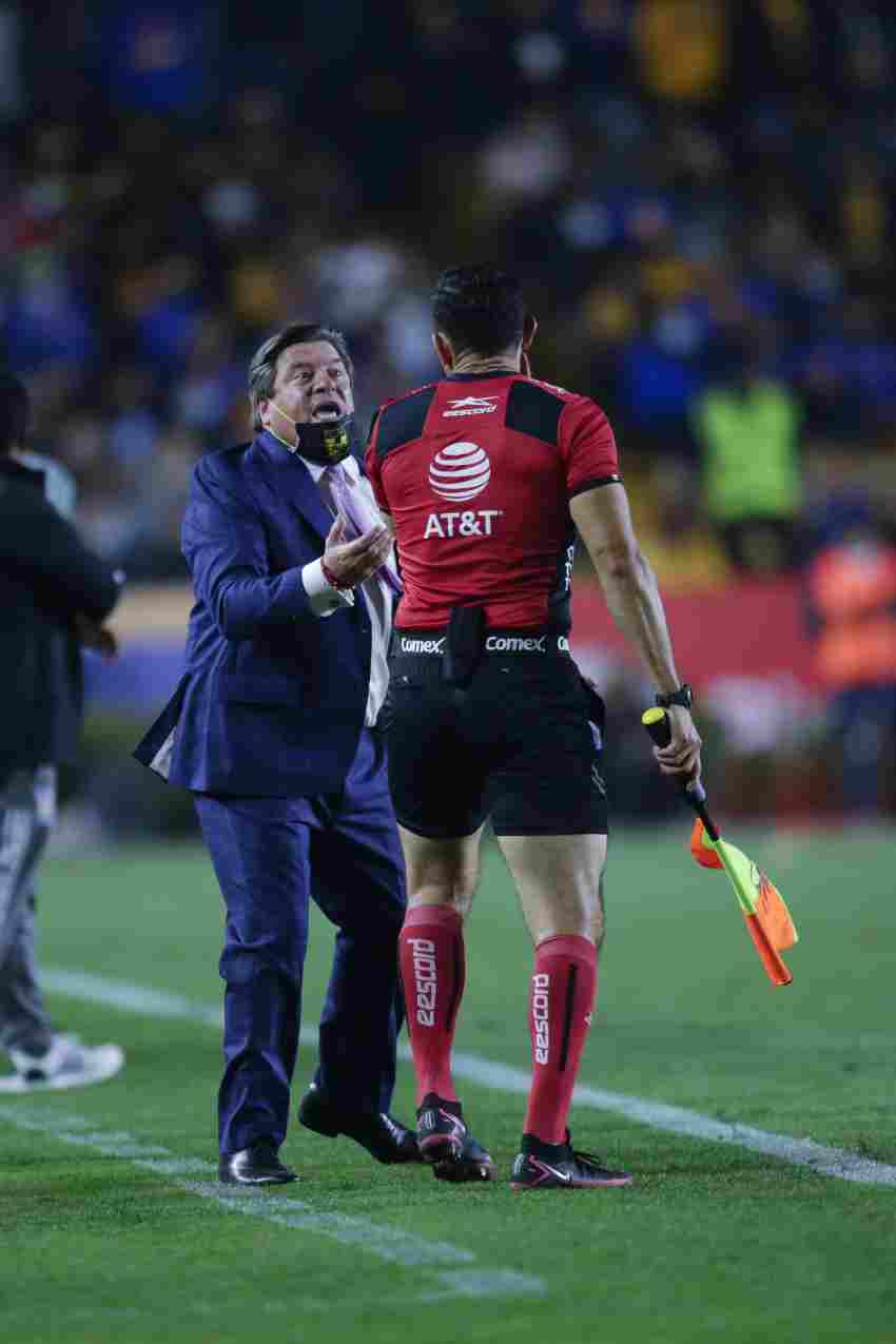 Piojo Herrera reclamando al cuarto árbitro