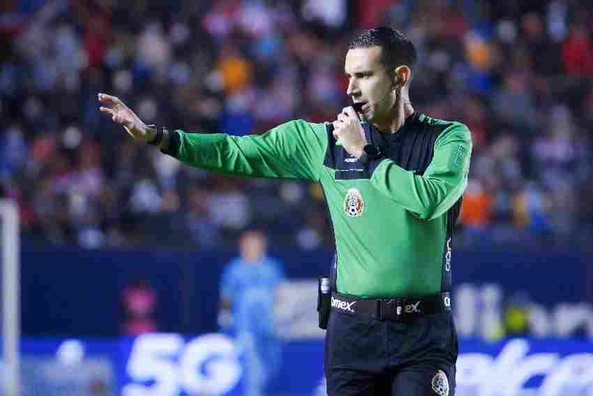 César Arturo Ramos, árbitro central en San Luis vs Chivas
