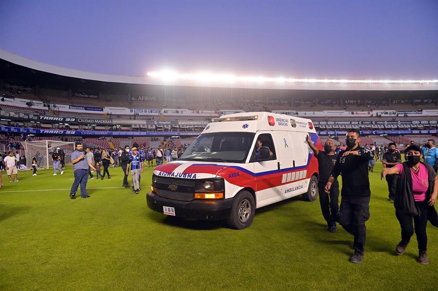 Una ambulancia ingresa al campo