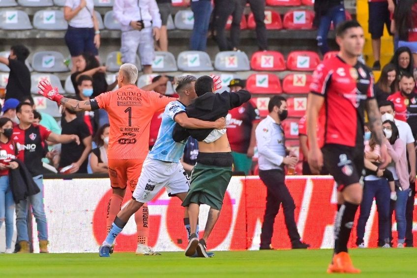 Jugadores del Querétaro intentando calmar a los aficionados
