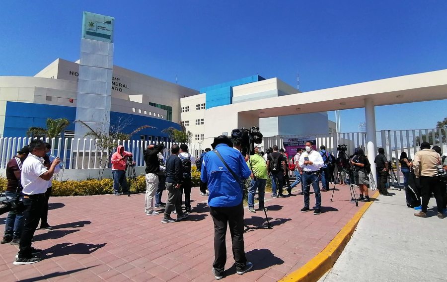 Medios en el Hospital General de Querétaro donde son atendidos los heridos