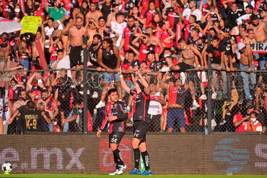 Julio Furch celebrando su gol vs Querétaro 