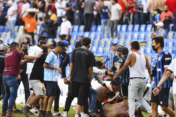 Riña durante el juego entre Querétaro y Atlas