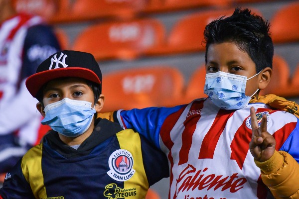 Niños aficionados en el estadio Alfonso Lastras Ramírez
