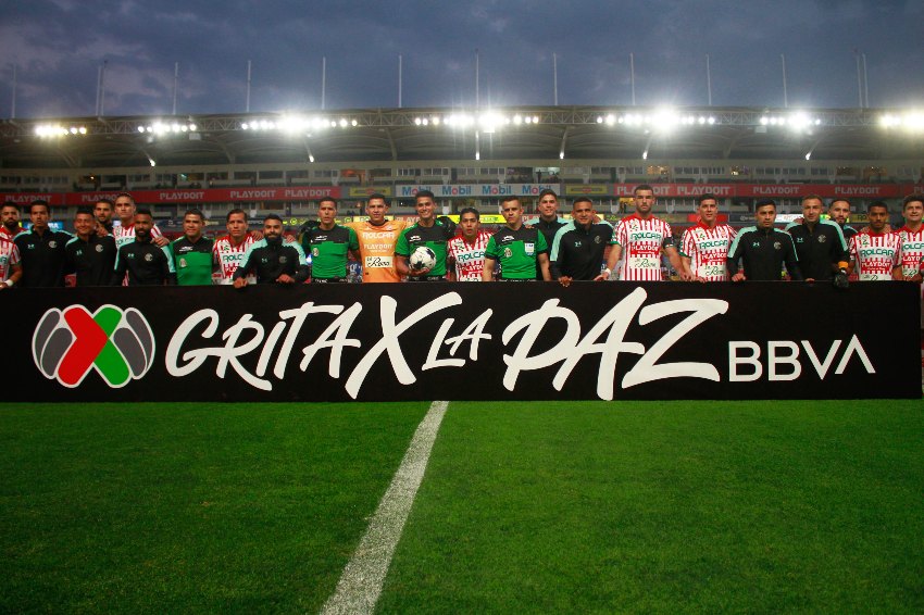 Necaxa y Toluca en el protocolo 'Grita X La Paz'
