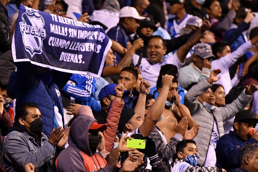Fanáticos de Puebla en el Estadio Cuauhtémoc 
