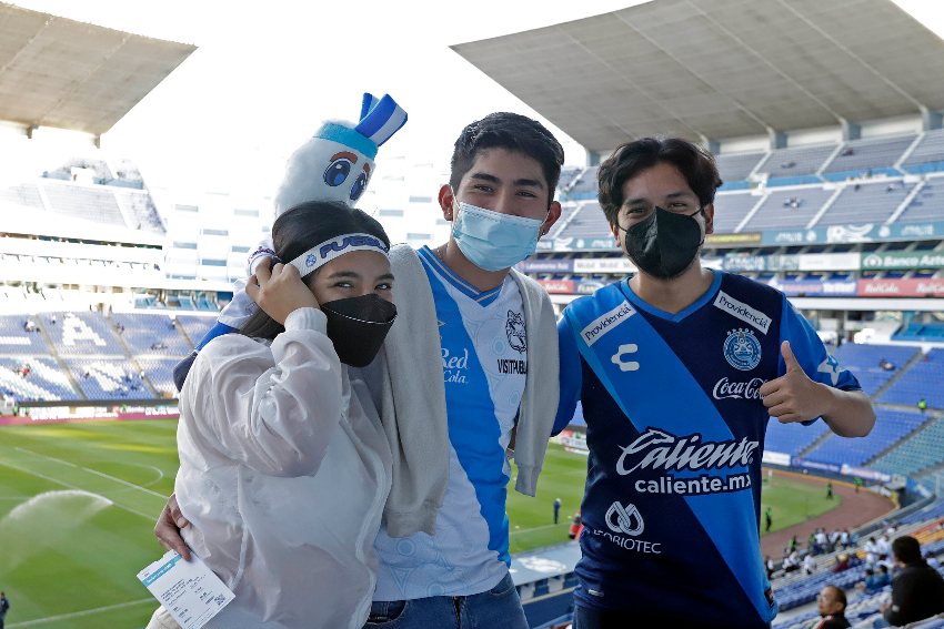 Fanáticos de Puebla en el Estadio Cuauhtémoc 