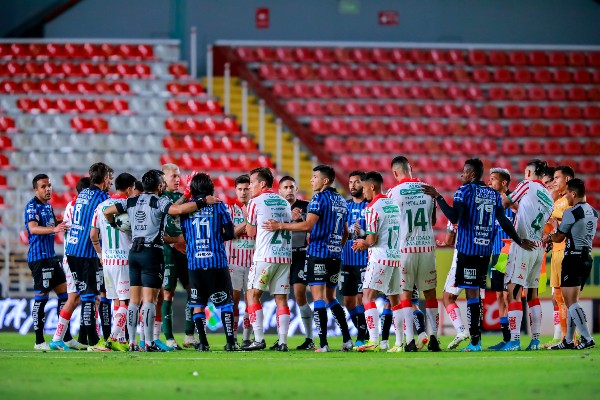 Jugadores se abrazan por la paz en el Necaxa vs Querétaro