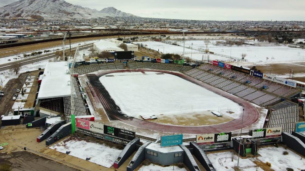 Olímpico Benito Juárez cubierto de nieve en partido vs Chivas