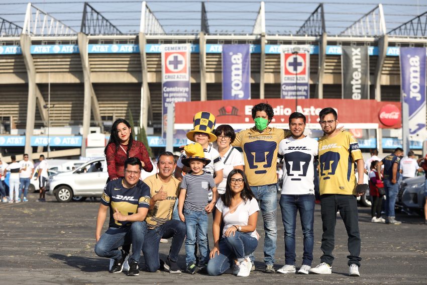 Aficionados de los Pumas previo al partido vs Cruz Azul