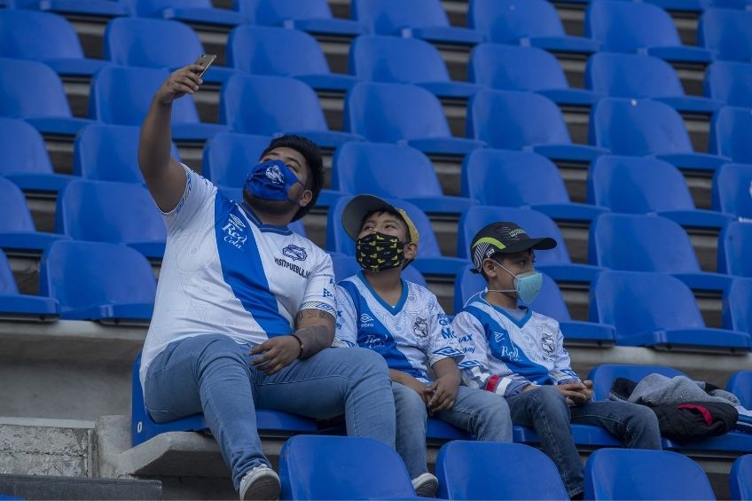 Aficionados del Puebla asistiendo a un partido