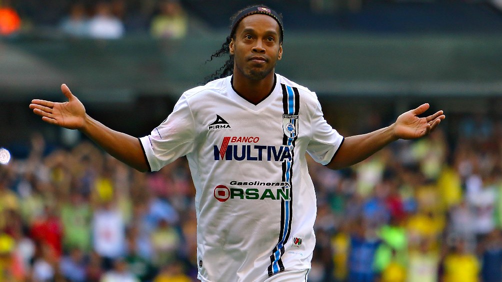 Ronaldinho festejando gol ante América en el Estadio Azteca