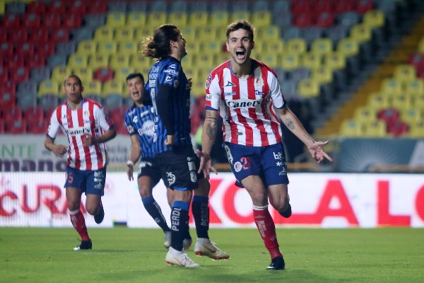 Unai Bilbao festeja anotar en penalti ante Querétaro