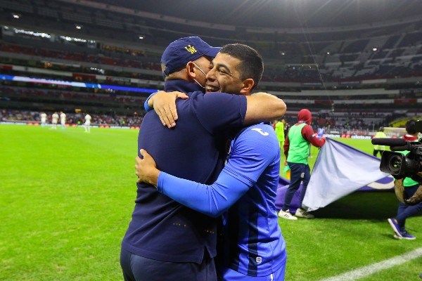Andrés Lillini abraza a Erik Lira, ahora jugador de Cruz Azul